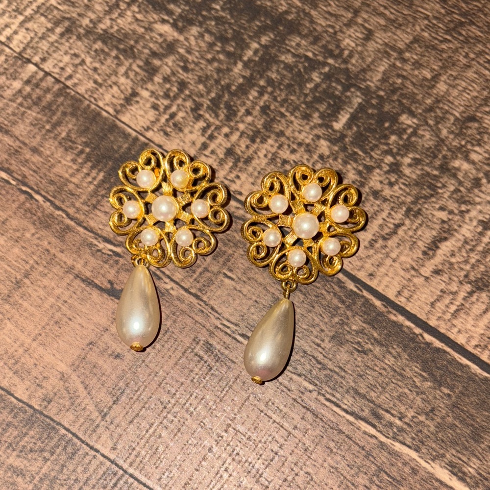 Elegant Gold and Pearl Drop Earrings